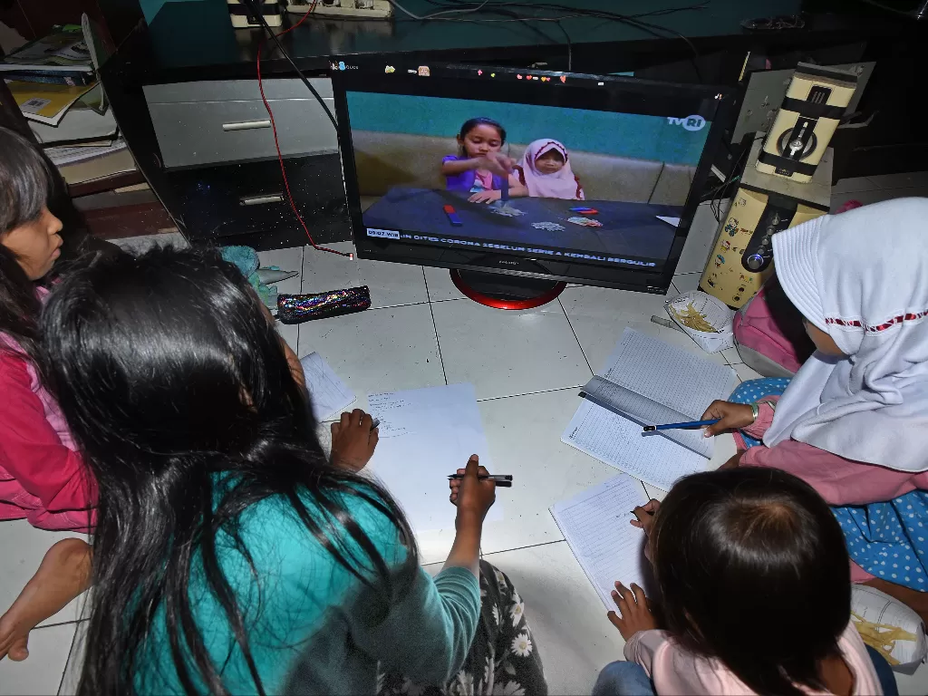 Sejumlah murid sekolah dasar mengikuti proses belajar di rumah melalui siaran televisi akibat pandemi COVID-19. (Photo/Ilustrasi/ANTARA FOTO/Asep Fathulrahman)