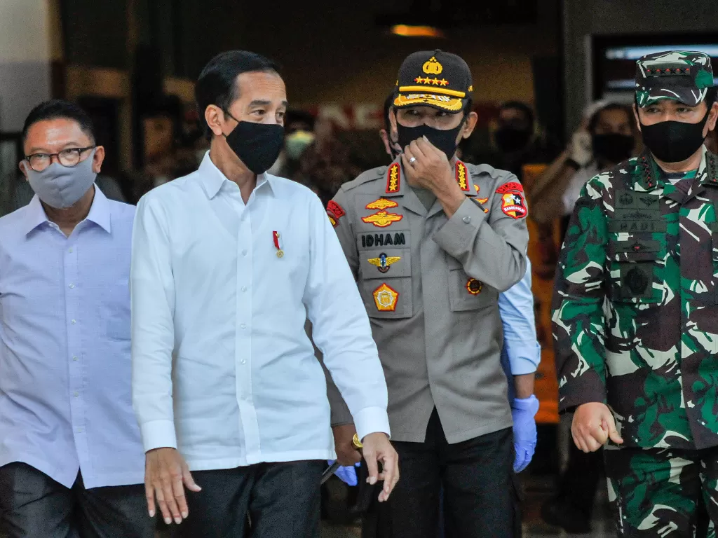 Presiden Joko Widodo (Jokowi) meninjau salah satu pusat perbelanjaan, di Bekasi, Jawa Barat, Selasa (26/5/2020). (ANTARA/Fakhri Hermansyah)