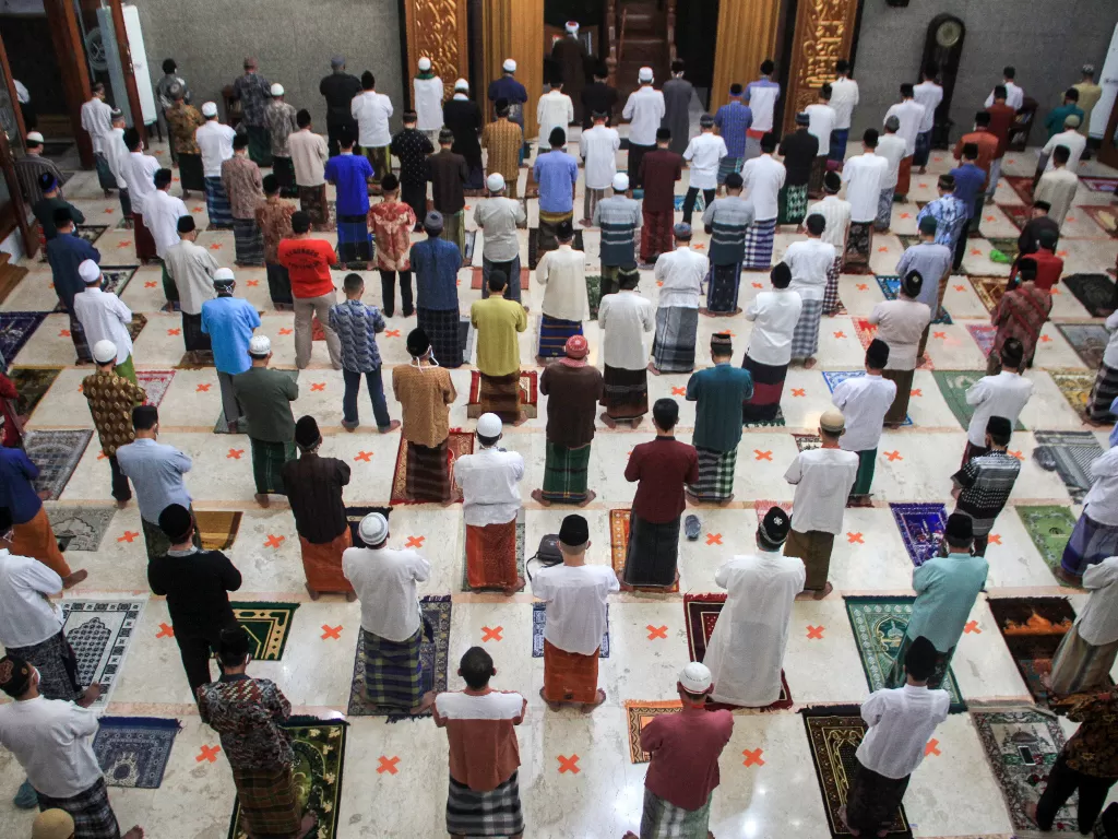 Umat muslim melaksanakan shalat Idul Fitri 1 Syawal 1441 Hijriah di Masjid Besar Al Hidayah, Gedangan, Sidoarjo, Jawa Timur. (ANTARA FOTO/Umarul Faruq)