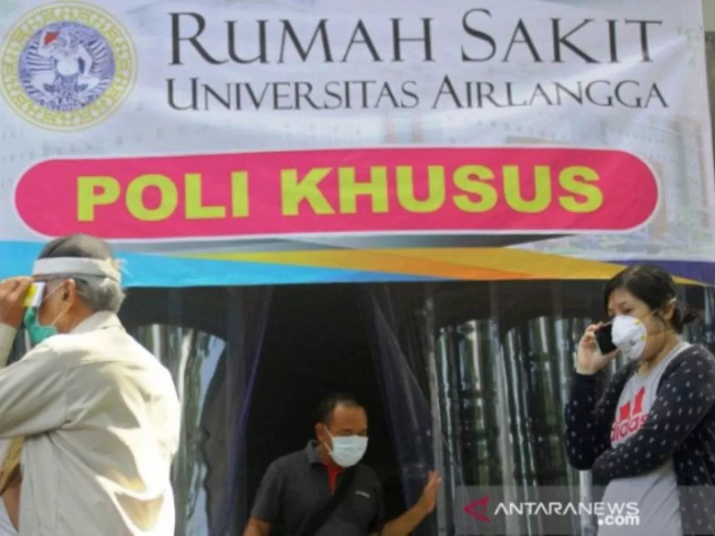 Warga mengantre untuk melakukan tes COVID-19 di Poli Khusus Corona, Rumah Sakit Universitas Airlangga (RSUA), Surabaya, Jawa Timur, Selasa (17/3/2020). (ANTARA FOTO/Moch Asim/nz)