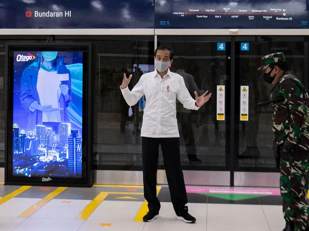 Presiden Joko Widodo meninjau kesiapan penerapan prosedur standar New Normal di Stasiun MRT Bundaraan HI, Jakarta, Selasa (26/5). (ANTARA FOTO/Sigid Kurniawan)