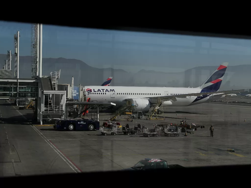 Maskapai penerbangan LATAM menyatakan bangkrut pada Selasa (26/5). (REUTERS/Ivan Alvarado)