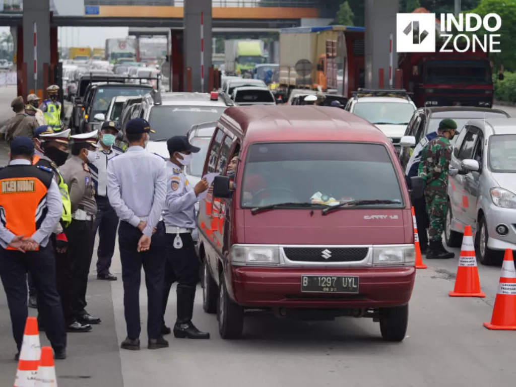 Petugas memeriksa dokumen saat penyekatan arus balik yang akan masuk ke Jakarta di Gerbang Tol Cikupa di gerbang tol Cikupa, Tangerang, Banten. (INDOZONE/Arya Manggala)