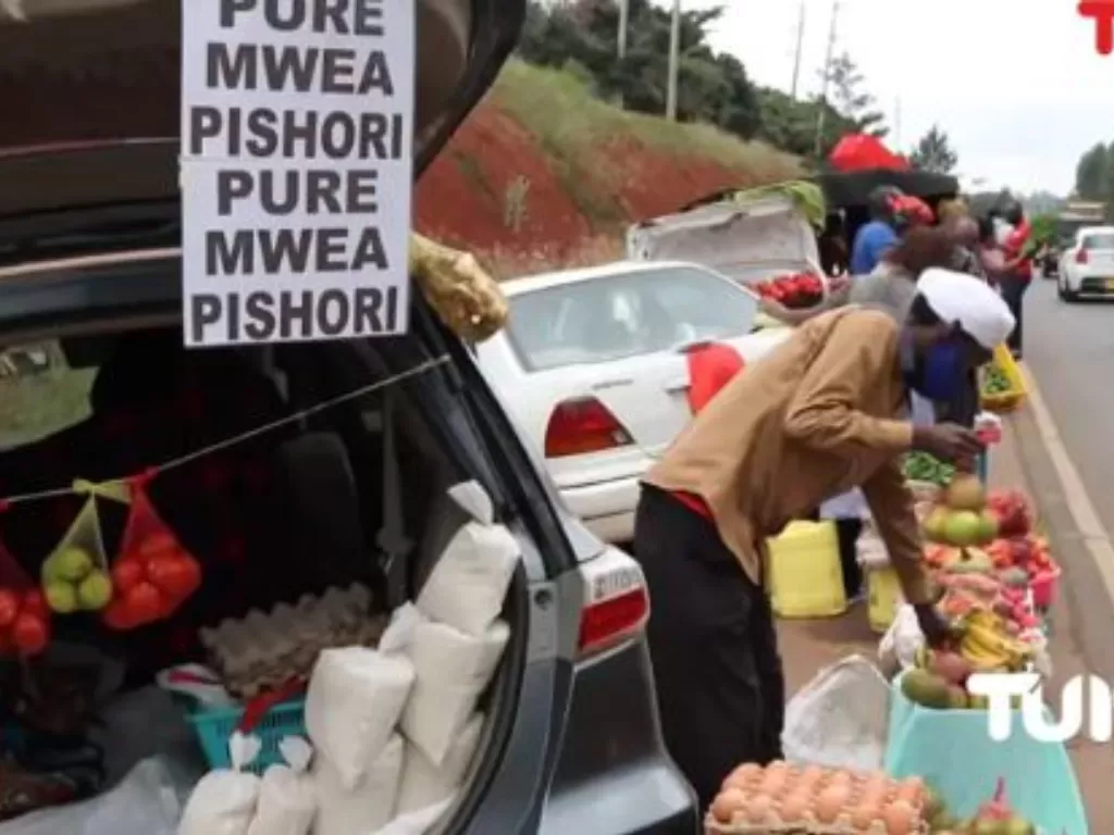 Warga Kenya berjualan dengan mengandalkan bagasi mobil. (Tuko)