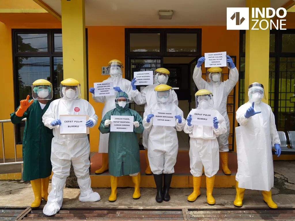 Petugas kesehatan menyampaikan pesan bersama dalam melawan virus corona di depan gedung Laboratorium Kesehatan Daerah Depok, Jawa Barat. (INDOZONE/Arya Manggala)