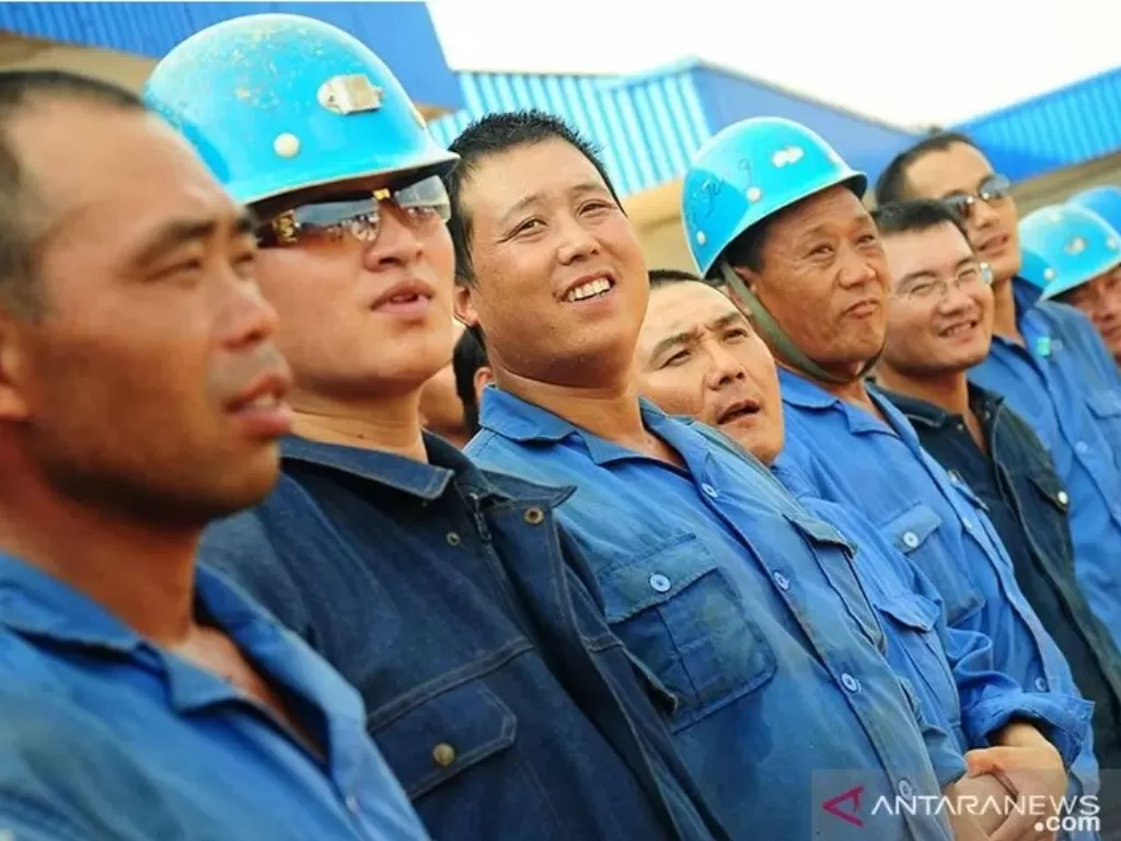 Ilustrasi: Sejumlah pekerja asing asal Tiongkok berbaris saat didata oleh Direktorat Reskrim Umum (Ditreskrimum) Polda Kalbar, di kawasan proyek pembangunan Pembangkit Listrik Tenaga Uap (PLTU) di Jungkat, Pontianak, Kalbar, Selasa (19/3/2013). (ANTARA FO