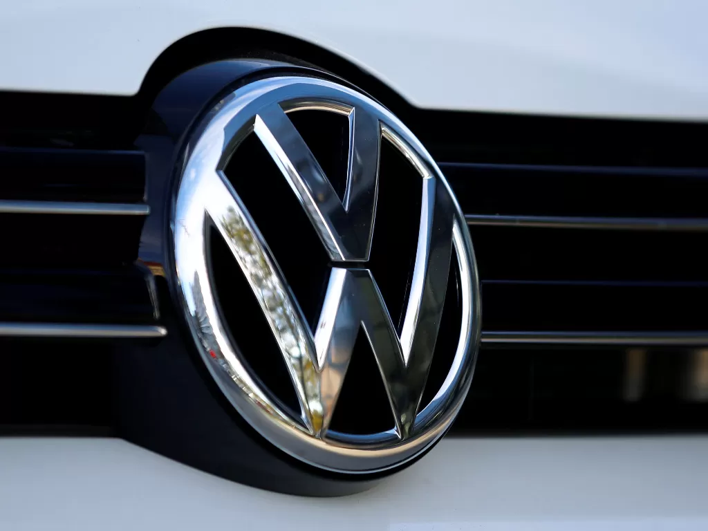 Logo pabrikan Volkswagen. (REUTERS/Leonhard Foeger)