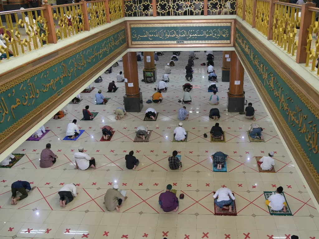 Jamaah melaksanakan salat Jumat berjamaah di Masjid Agung Al Barkah, kota Bekasi, Jawa Barat, Jumat (29/5/2020). (ANTARA FOTO/Paramayuda)