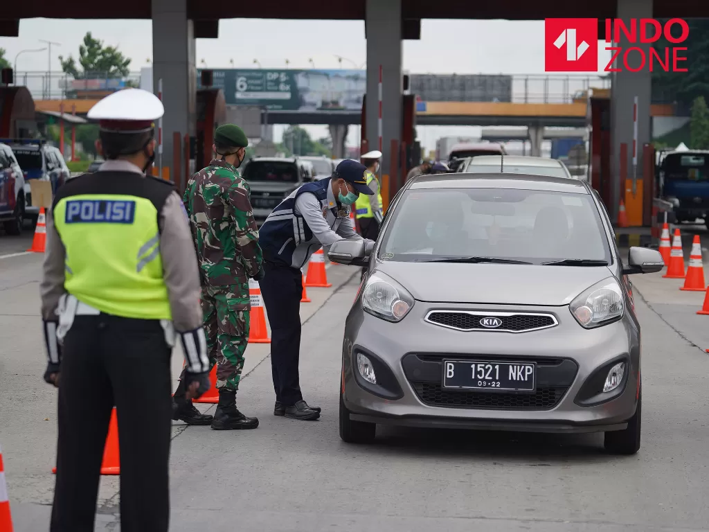Petugas memeriksa dokumen saat penyekatan arus balik yang akan masuk ke Jakarta di Gerbang Tol Cikupa di gerbang tol Cikupa, Tangerang, Banten, Rabu (27/5/2020). (INDOZONE/Arya Manggala)