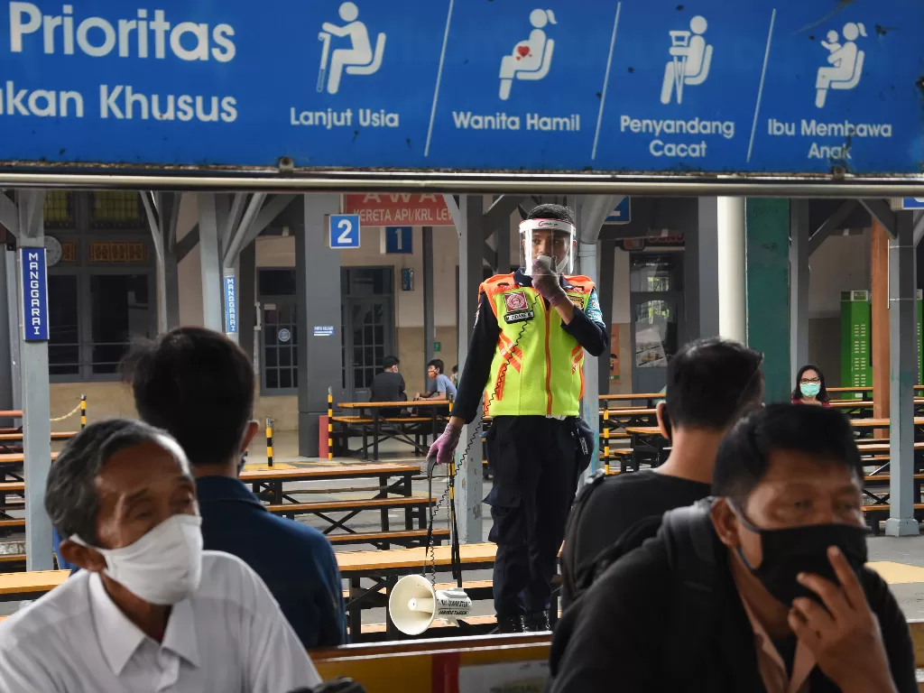  Petugas memberikan imbauan pendisiplinan protokol kesehatan pencegahan COVID-19 kepada penumpang KRL di Stasiun Manggarai, Jakarta, Kamis (28/5/2020). (ANTARA FOTO/Indrianto Eko Suwarso)