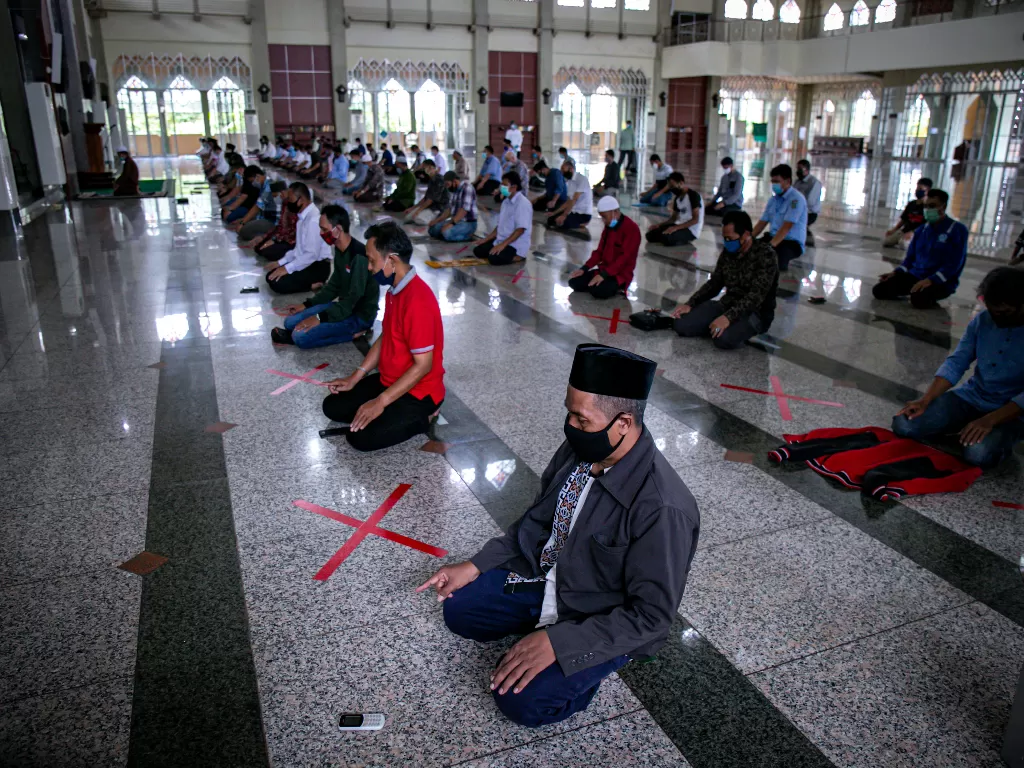 Ilustrasi: umat Islam melaksanakan shalat zuhur di Masjid Raya Batam, Kepulauan Riau, Rabu (27/5/2020). (ANTARA/ M N Kanwa)