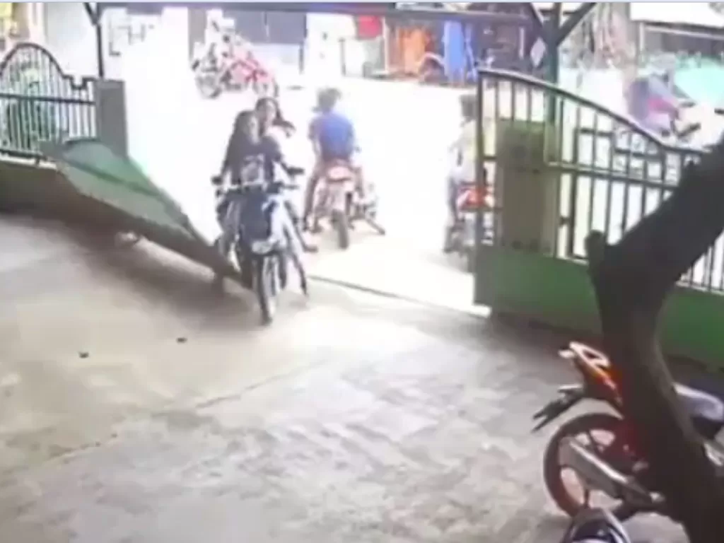 Tampilan dua bocah yang menabrak pagar rumah warga hingga roboh dengan motor. (SS/Instagram/@dramaojol.id)