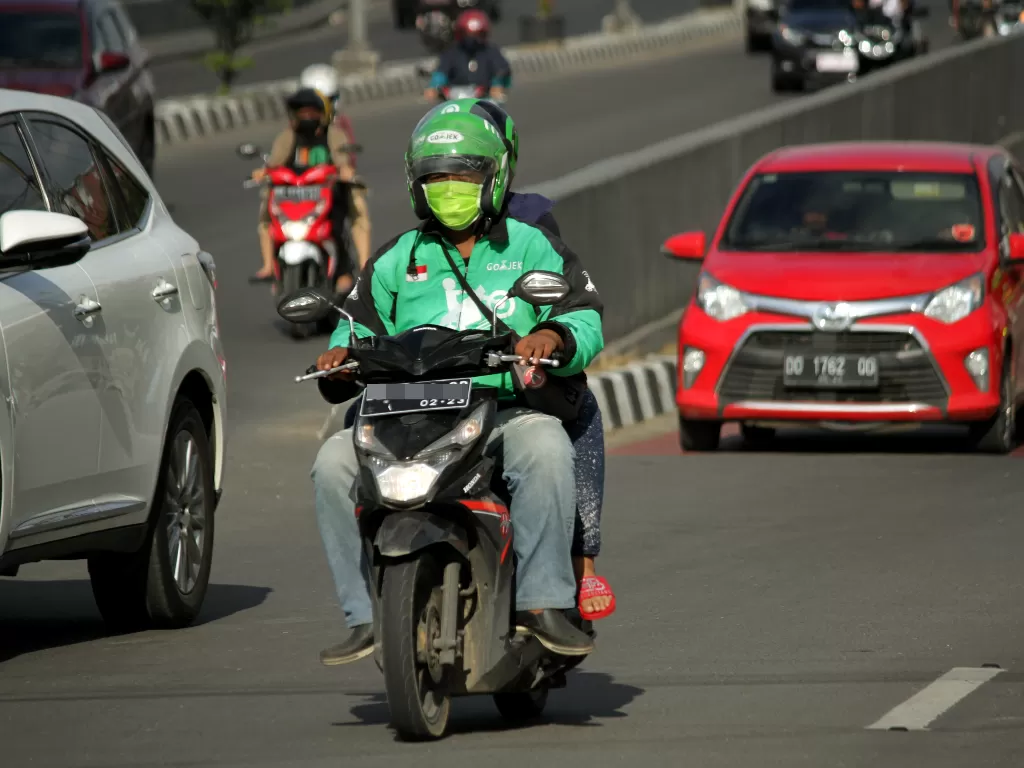 Ilustrasi: pengemudi ojek daring membawa penumpang saat melintas di Jalan Urip Sumoharjo, Makassar, Sulawesi Selatan, Kamis (16/4/2020). (ANTARA/Arnas Padda)