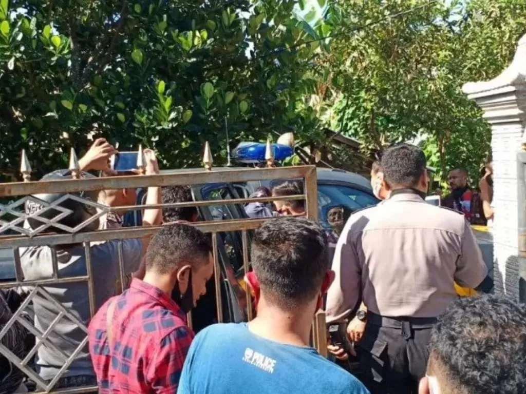 Proses penangkapan terhadap pasangan suami istri yang menyebarkan ideologi khilafah di Kupang, NTT, Sabtu (30/5). (Photo/Antara/HO)