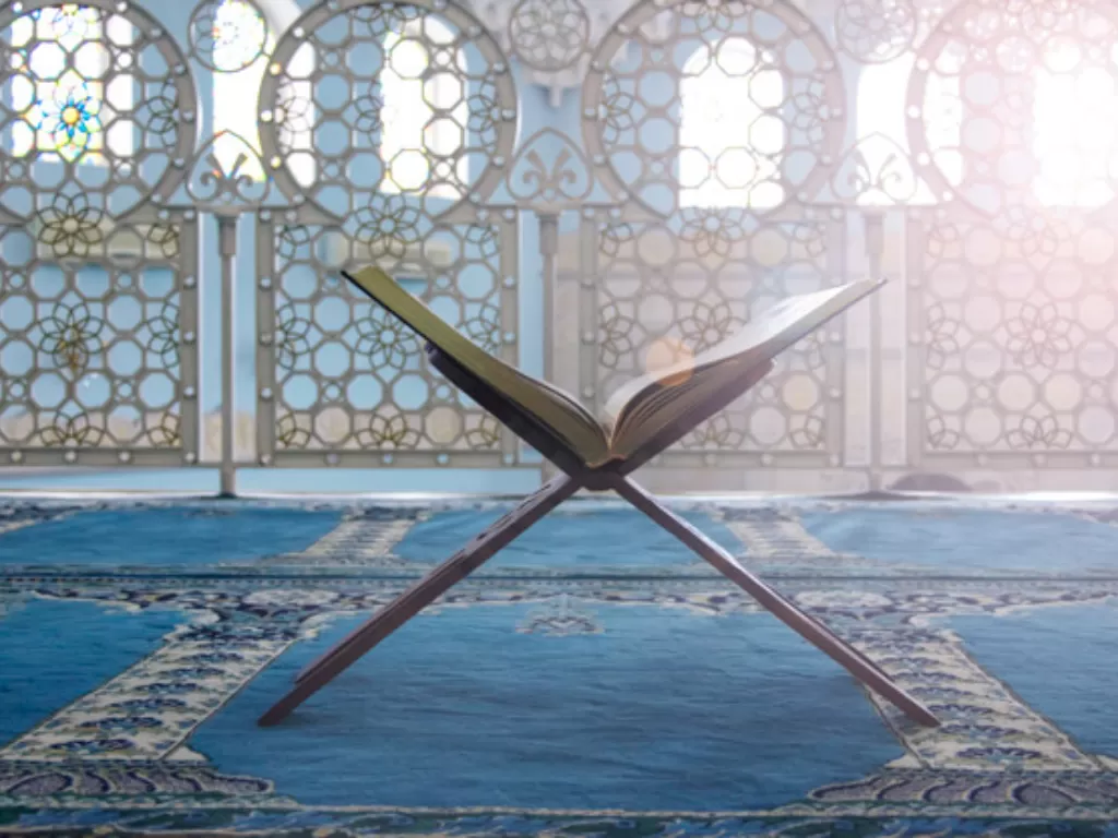 Interior masjid dengan Al Quran.(freepik)