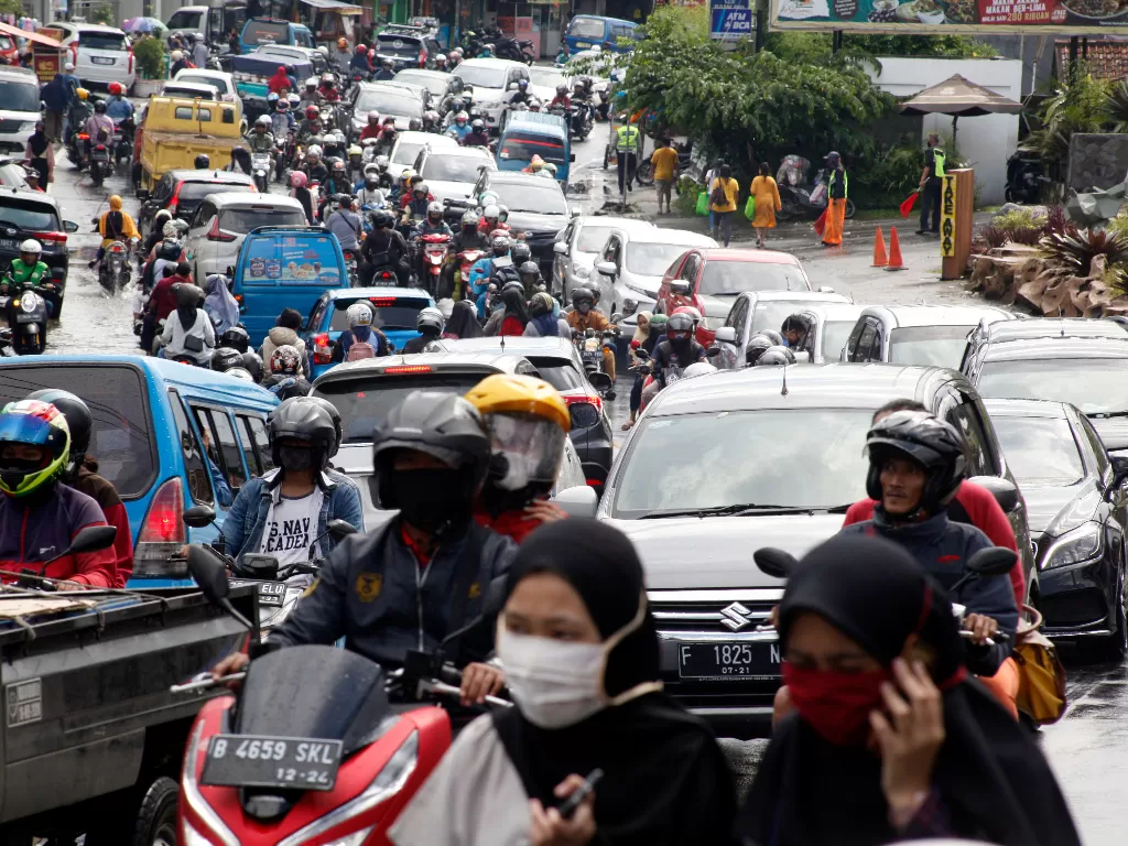Kepadatan kendaraan di jalur wisata, Jalan Raya Puncak, Cisarua, Kabupaten Bogor, Jawa Barat, Sabtu (30/5/2020). (Photo/ANTARA FOTO/Yulius Satria Wijaya)