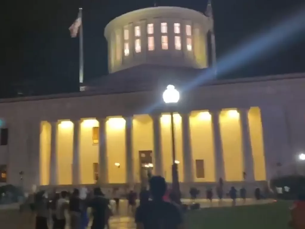Ohio Statehouse diserang demonstran yang tuntun keadilan untuk George Floyd. (Twitter/@ASB_Breaking)