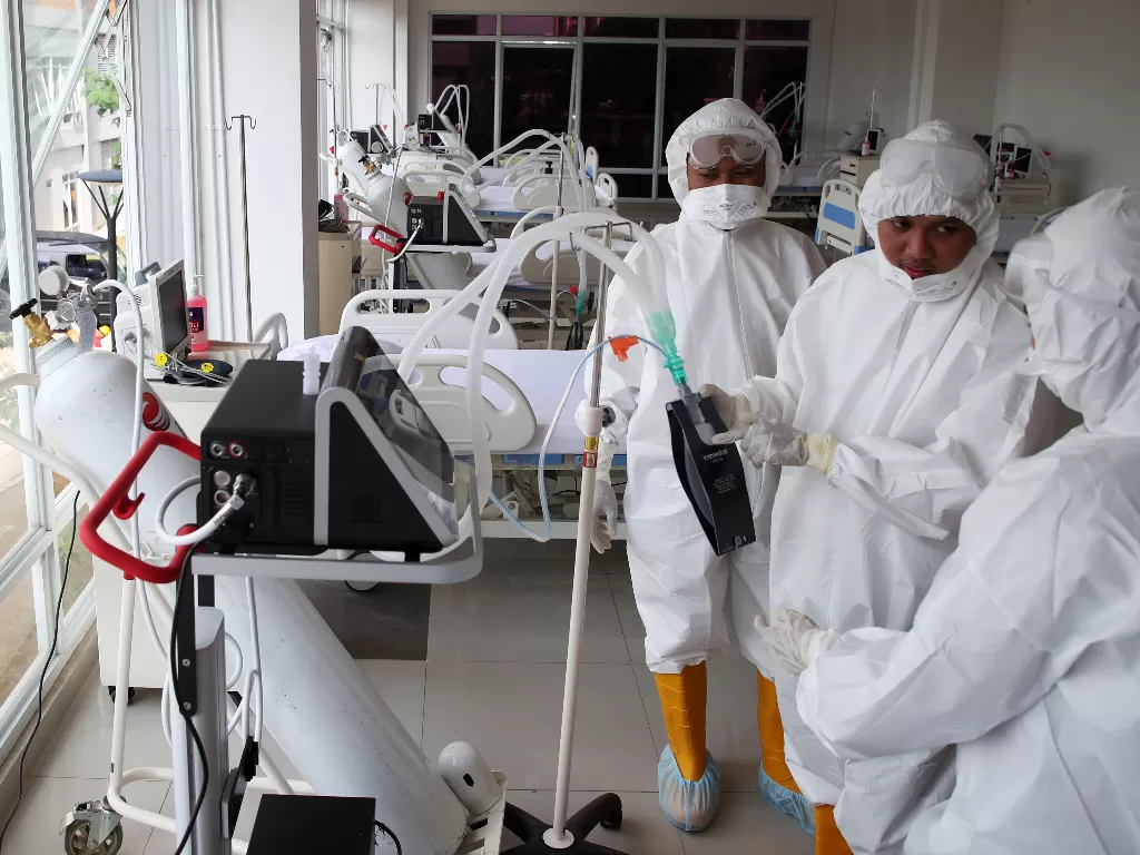 Petugas medis memeriksa kesiapan alat di ruang ICU Rumah Sakit Darurat Penanganan Covid-19 Wisma Atlet Kemayoran, Jakarta. (ANTARA/Heru Sri Kumoro)