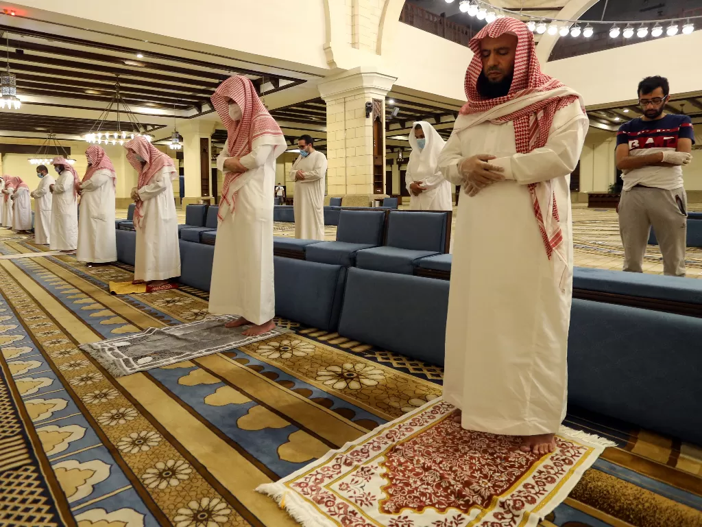 Umat muslim beribadah di masjid Al-Rajh, dengan menerapkan protokol kesehatan (REUTERS/Ahmed Yosri)