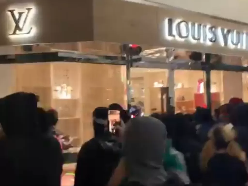 Aksi penjarahan di toko Louis Vuitton, Oregon, AS. (Twitter/MrOlmos)