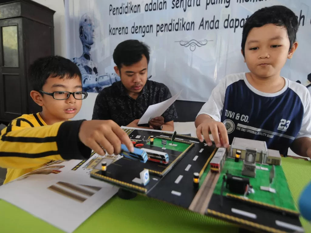 Sejumlah anak menyusun maket miniatur terminal bus dari kertas di Sekolah Automasi dan Robotika (Autobot), Klaten, Jawa Tengah, Kamis (14/5/2020). (ANTARA/Aloysius Jarot Nugroho)