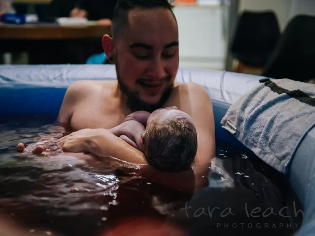 Yuval menggendong bayinya sesaat setelah melahirkan. (Foto: Tara Leach via Facebook Yuval)