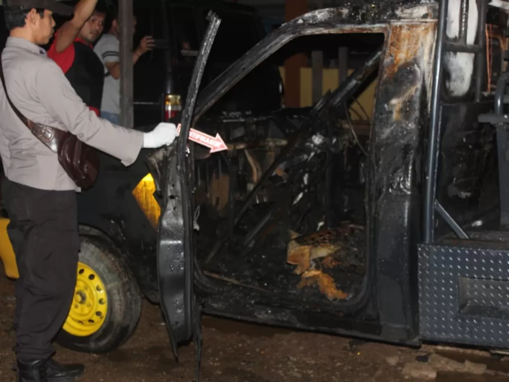 Mobil yang juga menjadi sasaran penyerangan di Kantor Polsek Daha Selatan, Kalimantan Selatan. (Istimewa)