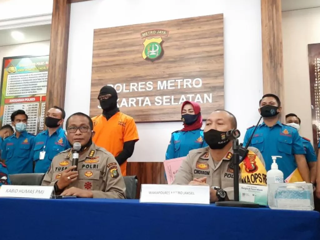 Kabid Humas Polda Metro Jaya Kombes Pol Yusri Yunus memberikan keterangan pers penangkapan artis DS terkait dugaan penyalahgunaan narkoba (ANTARA/Laily Rahmawaty)