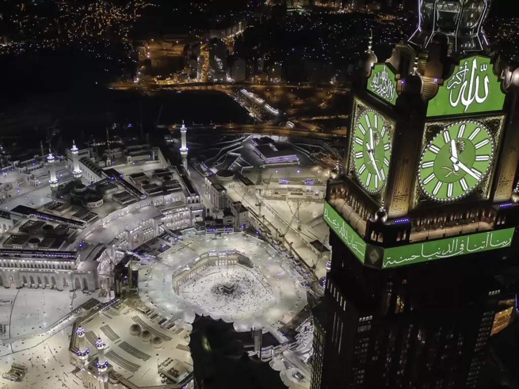 Kota suci Mekkah tampak peziarah memenuhi halaman Masjidil Haram. (publish0x.com)