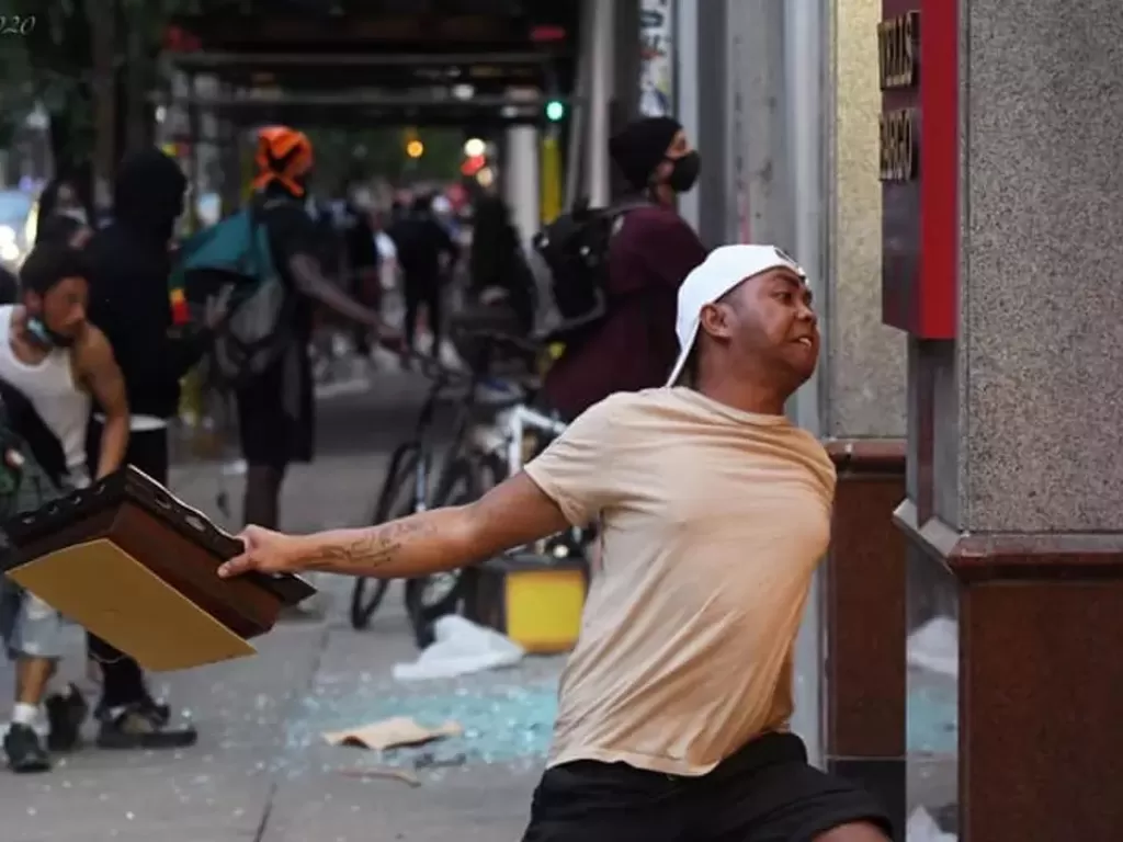 Pria bertato peta Indonesia merusak sebuah toko di pinggir jalan Amerika (Facebook)