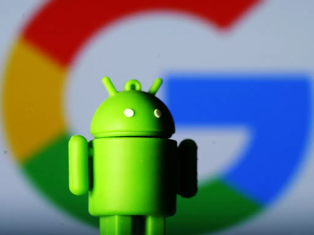 Boneka Android di depan logo Google (photo/REUTERS/Dado Ruvic)