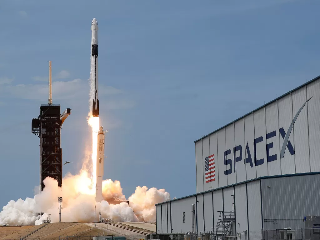 Falcon 9 dan Crew Dragon saat meluncur ke luar angkasa (photo/REUTERS/Joe Skipper)