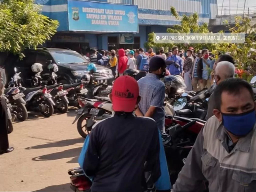 Suasana ramai masyarakat saat mendatangi pelayanan SIM-STNK di Daan Mogot, Jakarta. (Instagram/@jktinfo).