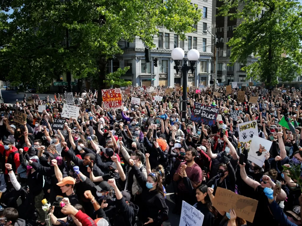 Aksi unjuk rasa atas kematian George Floyd di City Hall Seattle, Washington, 1 Juni 2020 (REUTERS/Lindsey Wasson)