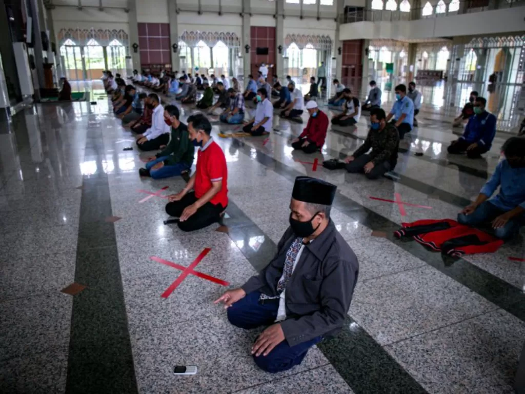 Ilustrasi umat Islam melaksanakan shalat zuhur di Masjid Raya Batam, Kepulauan Riau, Rabu (27/5/2020). (ANTARA/M N Kanwa)