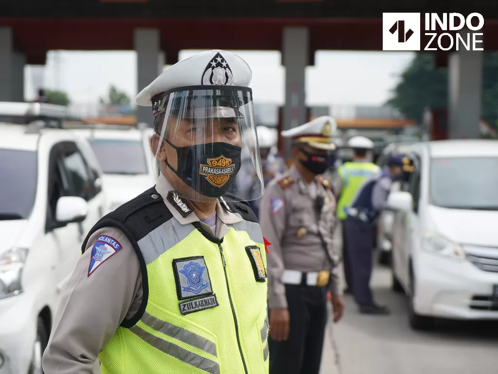 Polisi tengah mengawasi pembatasan transportasi.(INDOZONE/Arya Manggala)