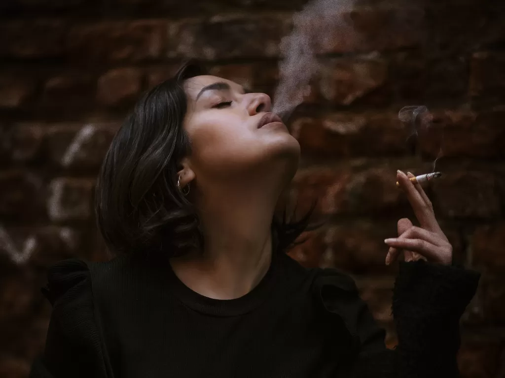 Ilustrasi wanita merokok (Pexels/Emre Kuzu)