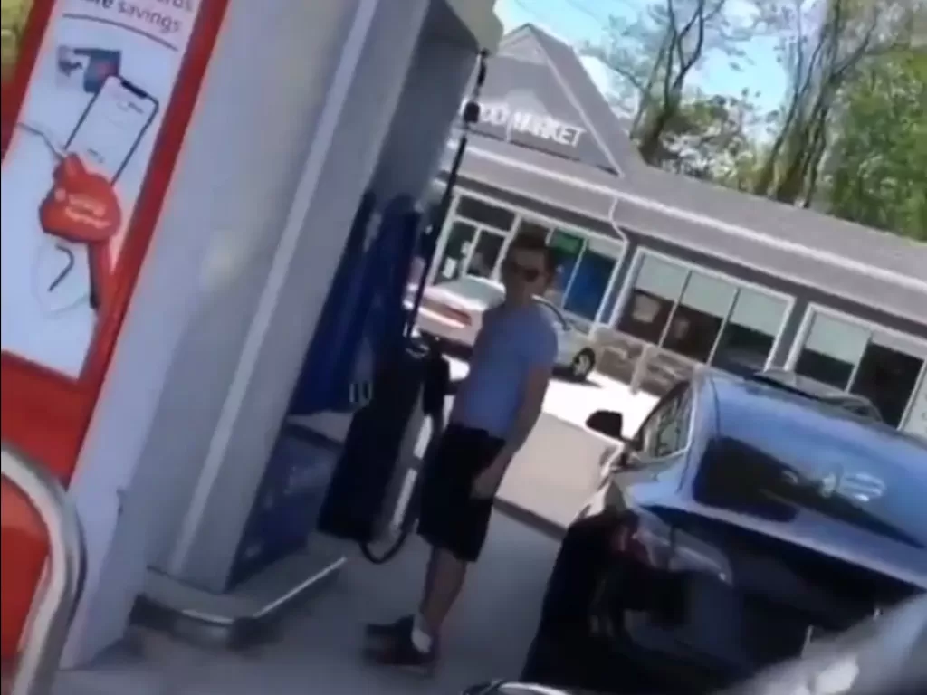 Tampilan pengemudi mobil listrik yang mengisi bensin di SPBU. (SS/Instagram/@carmotions)