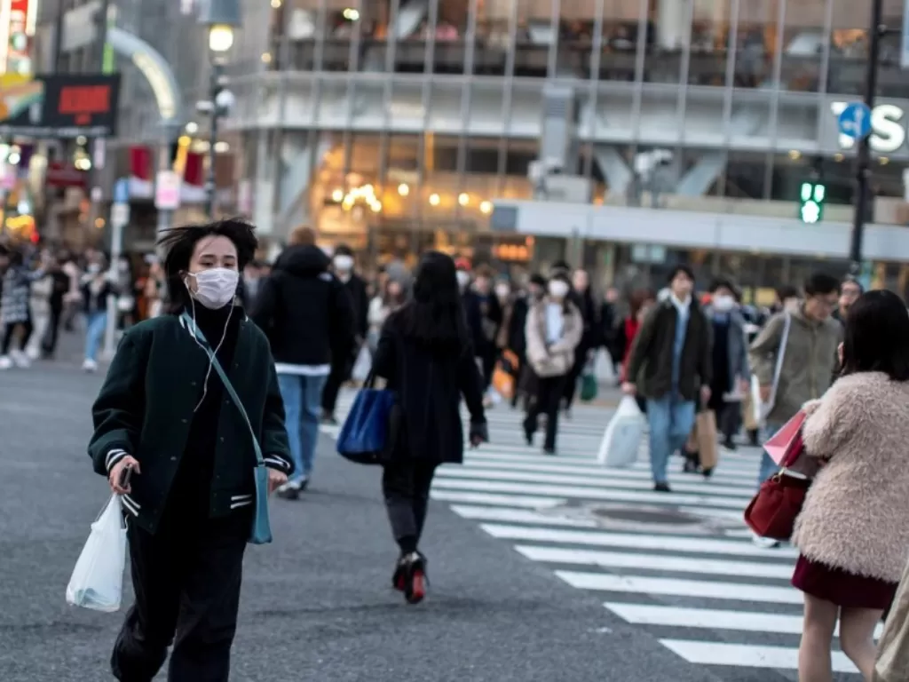 Suasana Jepang dengan warganya yang memakai masker untuk menekan angka virus corona.(REUTERS/Athit Perawongmetha)