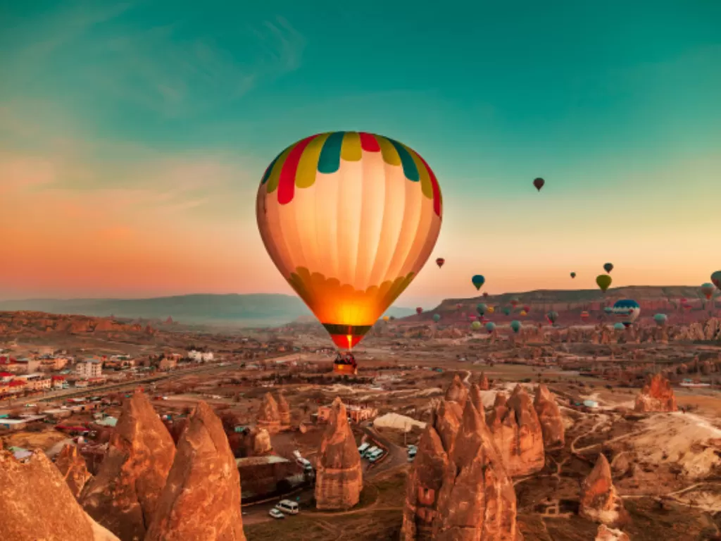 Turki, salah satu negara yang menawarkan pariwisata dengan balon udara.(freepik)