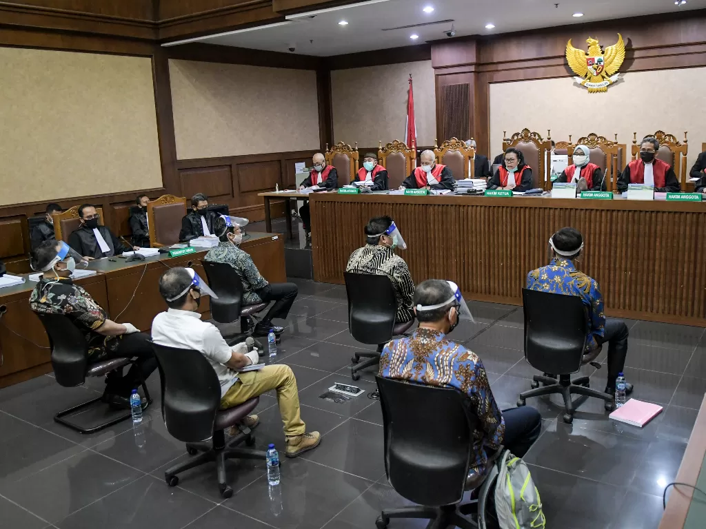  Terdakwa kasus dugaan korupsi pengelolaan dana dan penggunaan dana investasi pada PT Asuransi Jiwasraya (Persero) menjalani sidang perdana di Pengadilan Tipikor, Jakarta, Rabu (3/6/2020). (ANTARA FOTO/Galih Pradipta)
