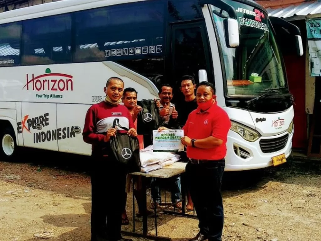 Perwakilan Daimler Indonesia menyerahkan bantuan kepada para sopir Bus. (Dok. Daimler)