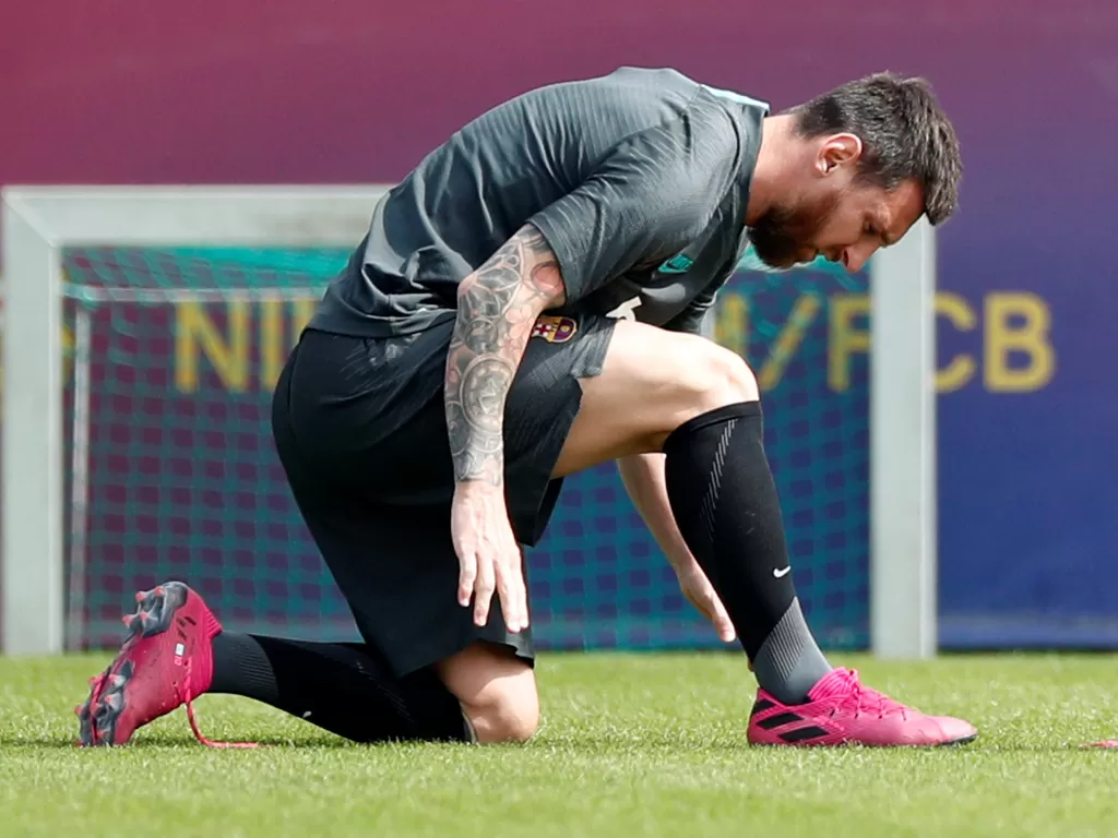 Bintang Barcelona, Lionel Messi sedang latihan. (REUTERS/Albert Gea)
