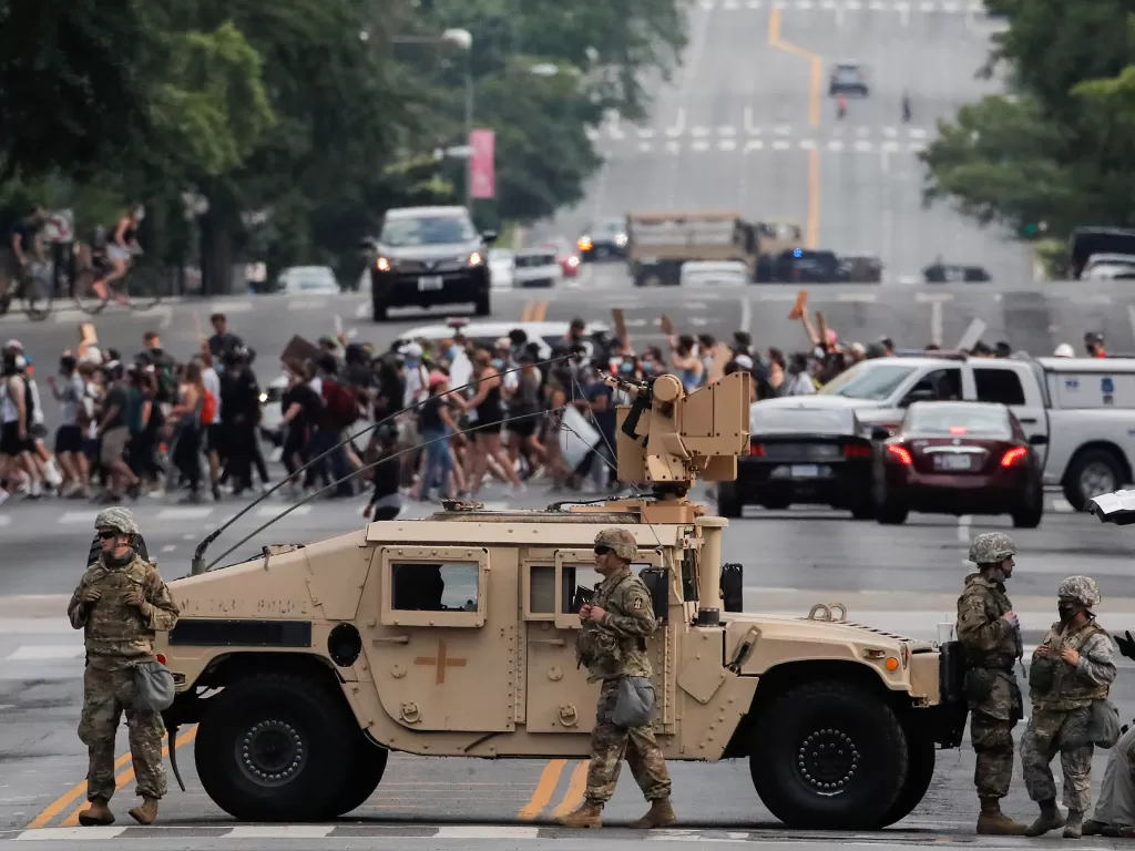 Tentara Garda Nasional berjaga-jaga selama protes kematian George Floyd, dekat Gedung Putih di Washington, AS, 3 Juni 2020. (REUTERS/Carlos Barria)