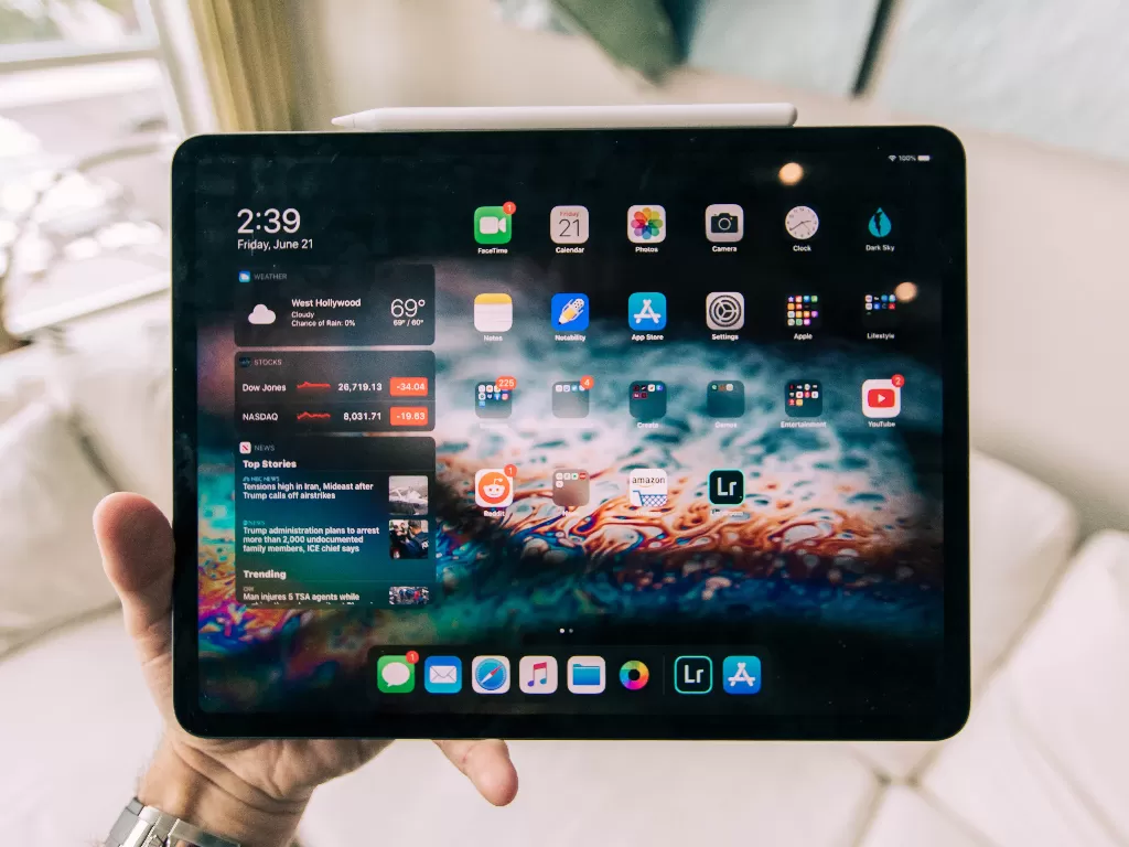 Tablet iPad buatan Apple (photo/Unsplash/Roberto Nickson)