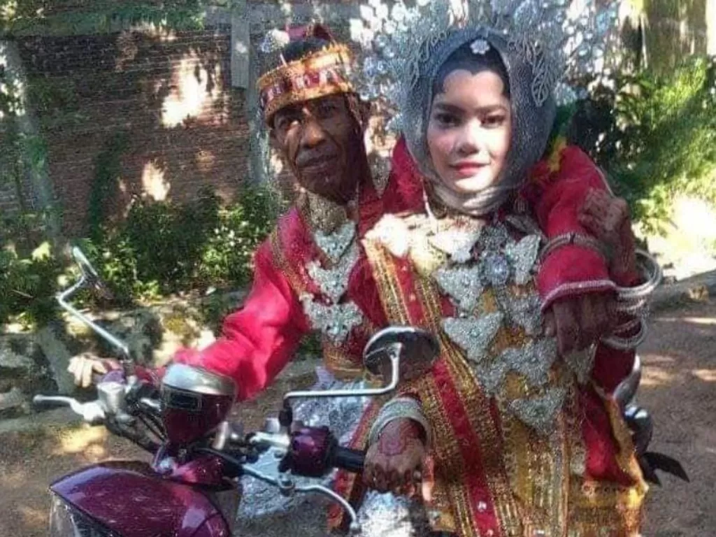 Kakek berusia 60 tahun nikahi gadis 20 tahun (Facebook/Yuni Rusmini)