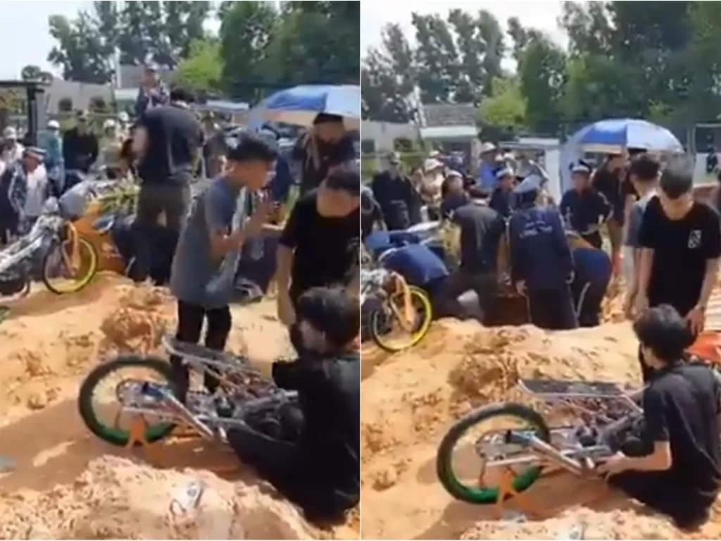 Potret pemakaman anak racing yang diiringi suara geberan motor. (Twitter/@UmatnyaGL)