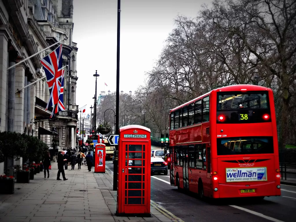 Ilustrasi telepon umum merah khas London. (Pixabay)