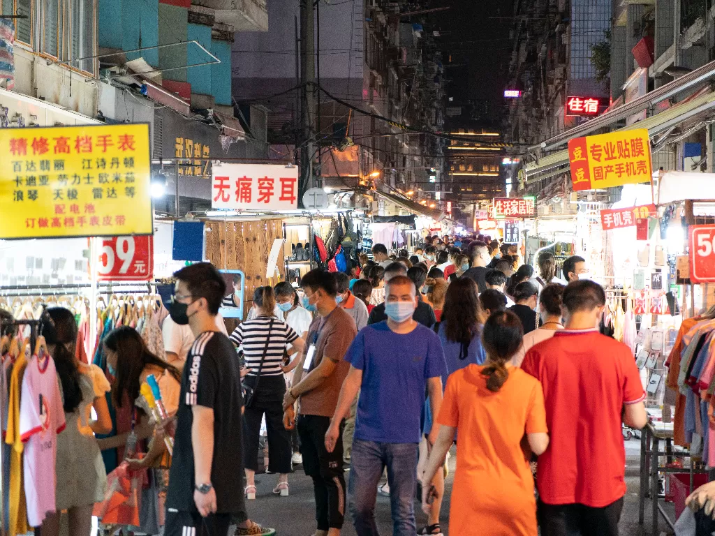 Warga mengunjungi pasar malam di Jalan Baocheng di Wuhan, Provinsi Hubei, Tiongkok tengah, pada 1 Juni 2020. (Xinhua/Xiong Qi)
