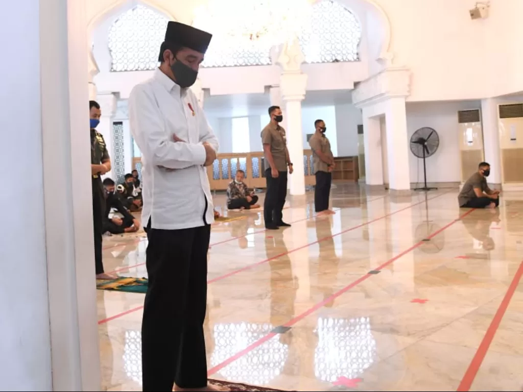 Presiden Jokowi saat salat Jumat di mesjid istana. (Dok. Biro Pers Sekretariat Presiden).